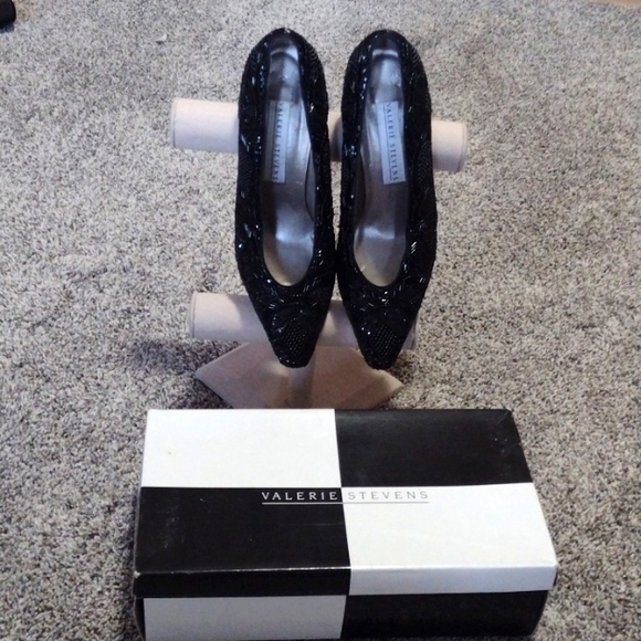 Valerie Stevens Shoes - VALERIE STEVENS WOMEN'S TANGO BEADED BLACK BEADED POINTED TOE SIZE 8B PUMPS